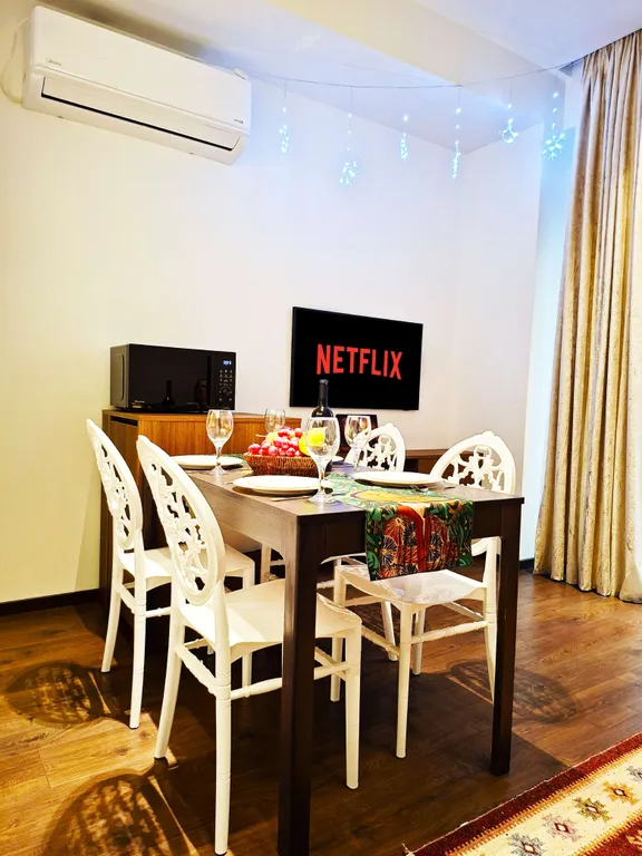 Трёхкомнатная квартира в центре Тбилиси с балконом, вид во двор — аренда посуточно в Тбилиси