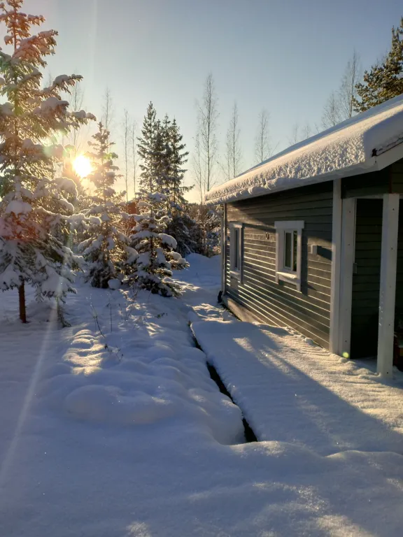 Дом и баня у скалы