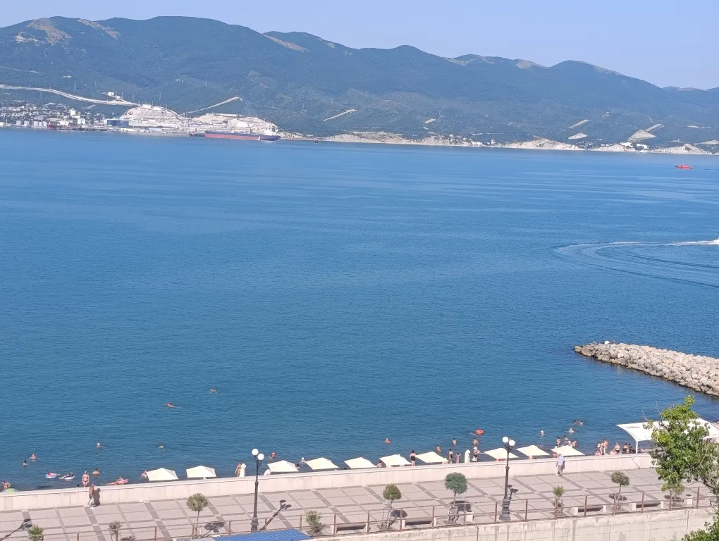 Новая евро-двушка с панорамным видом на море и пляж перед домом