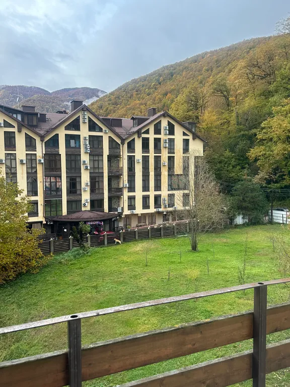 Уютная квaртиpа c двумя балконами и красивым видом на гoры