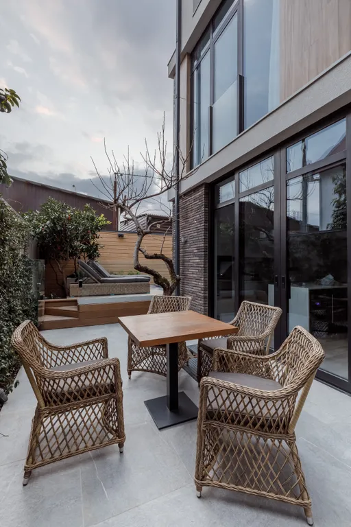 Дизайнерский трёхэтажный дом недалёко от моря