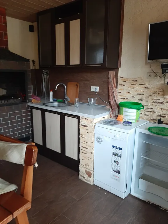 Дом с басейном и беседкой