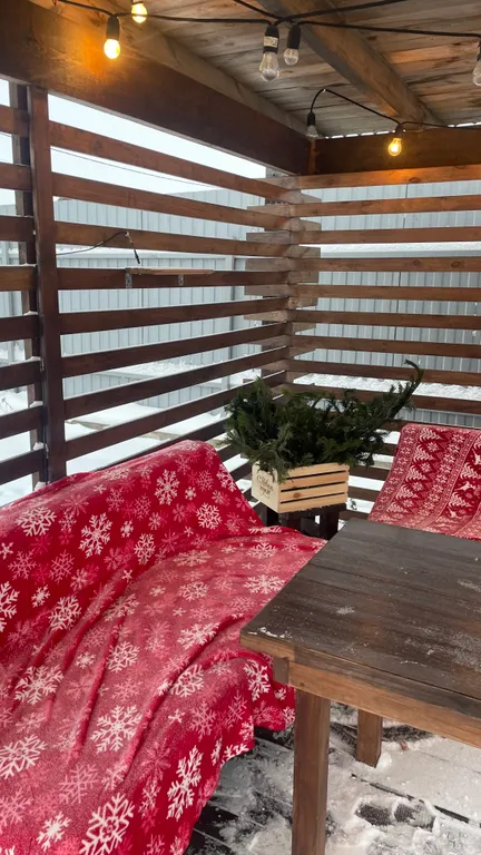 Дом, баня, чан и бассейном во дворе