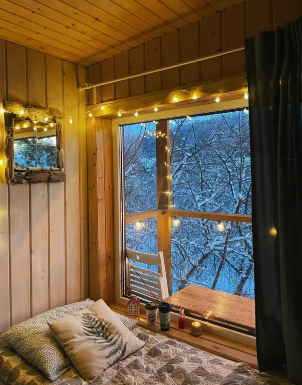 Коттедж Дом на дереве с окном на полу — Веськово