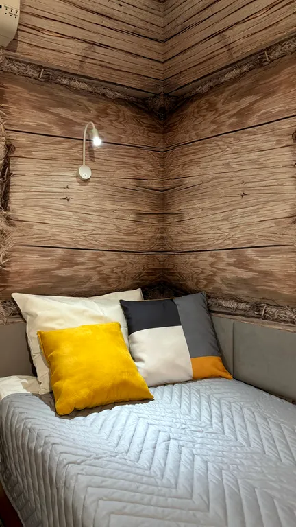 Твин с видом на оживленный дворик кафе