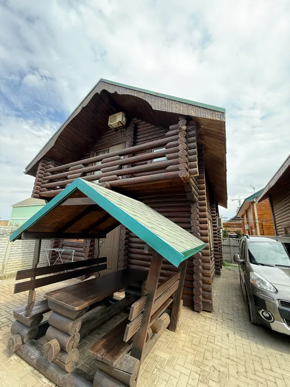 Деревянный домик возле моря