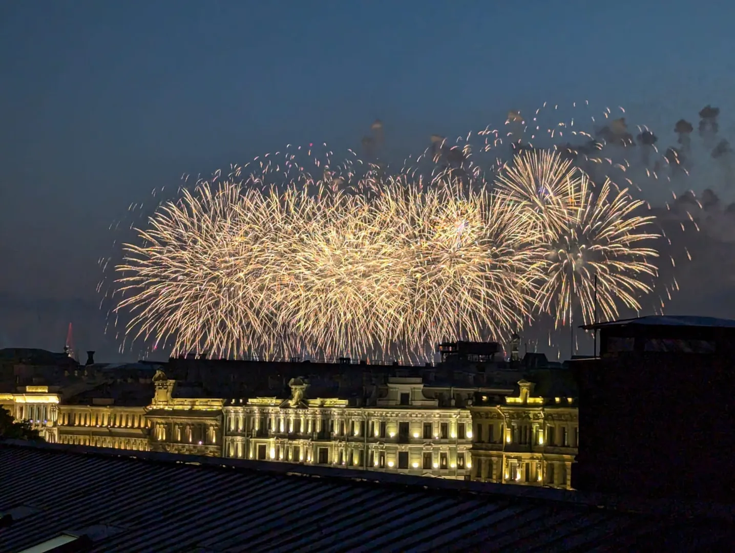 Вид из окна квартиры на праздничные фейерверки - Алые паруса 2024