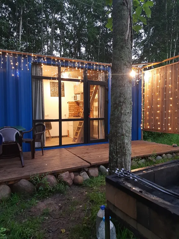 Дом на склоне холма у реки