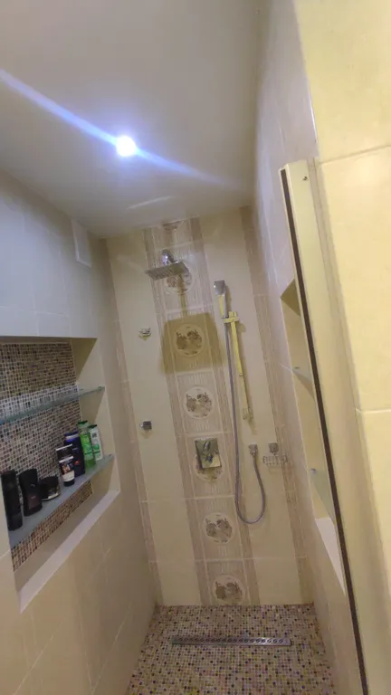 Двухуровневая трёхкомнатная квартира возле моря