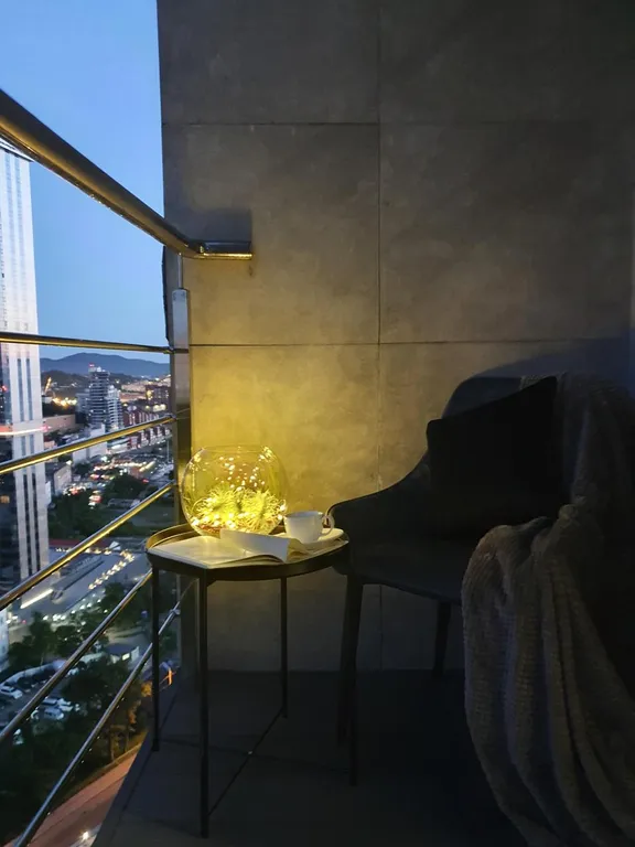 Уютная квартира в центре города» с балконом и видом на золотой Мост