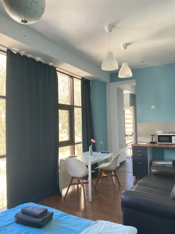 Современная чистая студия с панорамными окнами на горы