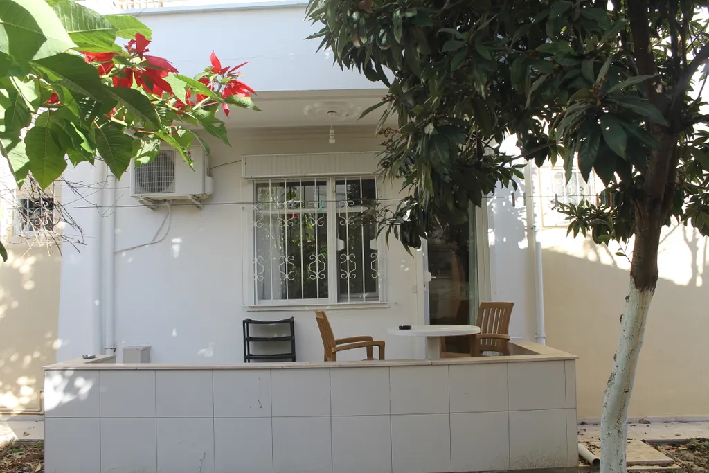 Апартамент с выходом в сад, видом на горы, рядом с морем