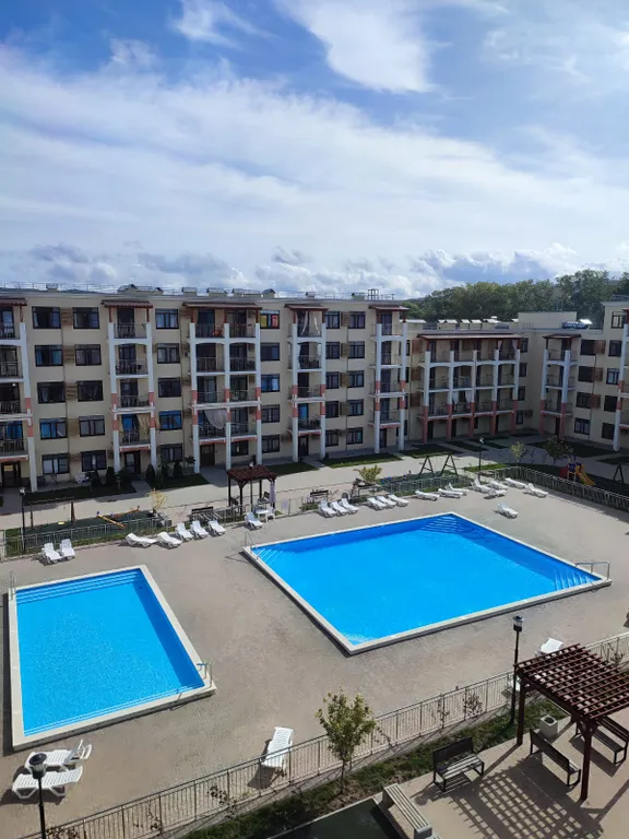 Уютная студия с террасой с видом на горы и бассейны