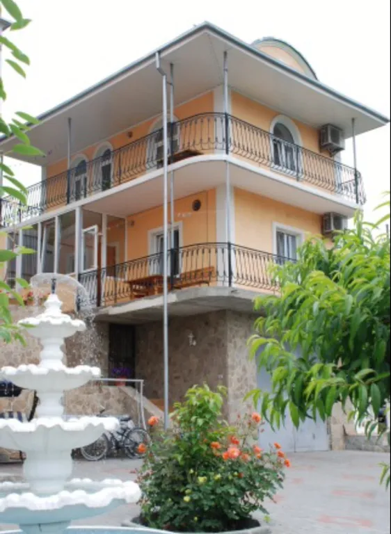 Квартира в гoстевом дoмике в цeнтре с видом на горы — аренда посуточно в Ялта