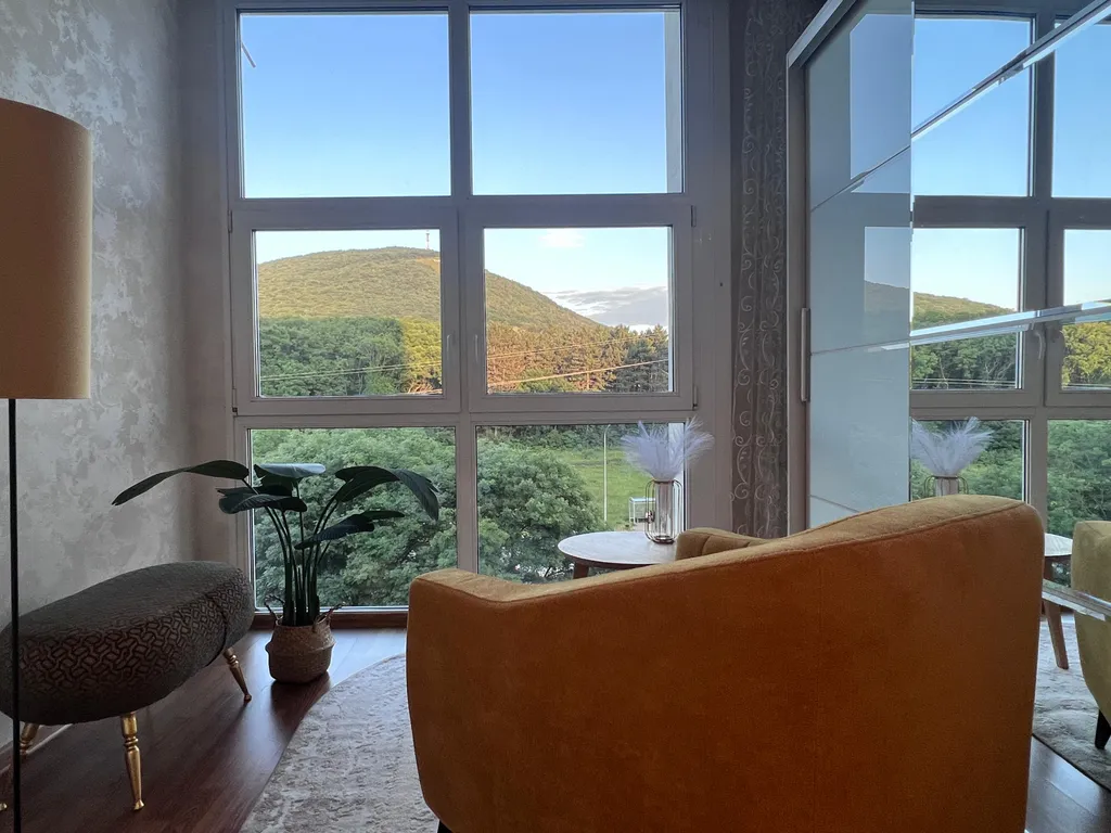 Стильная двухкомнатная квартира с видом на Машук