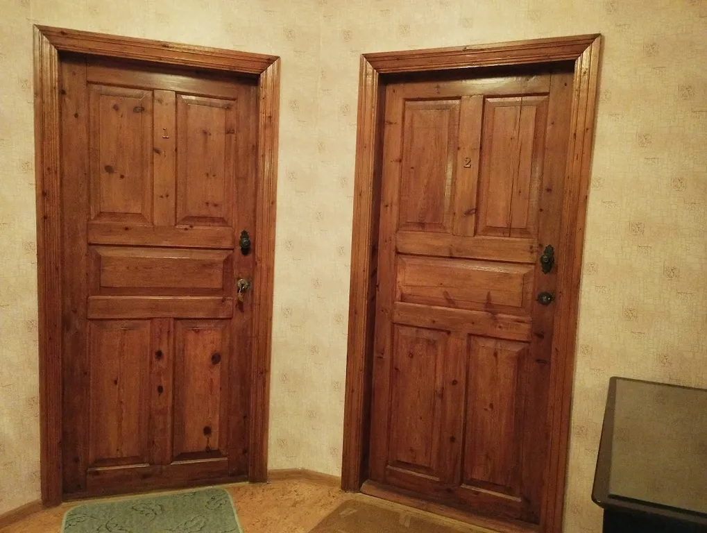 Комната с видом на осенний двор и сад