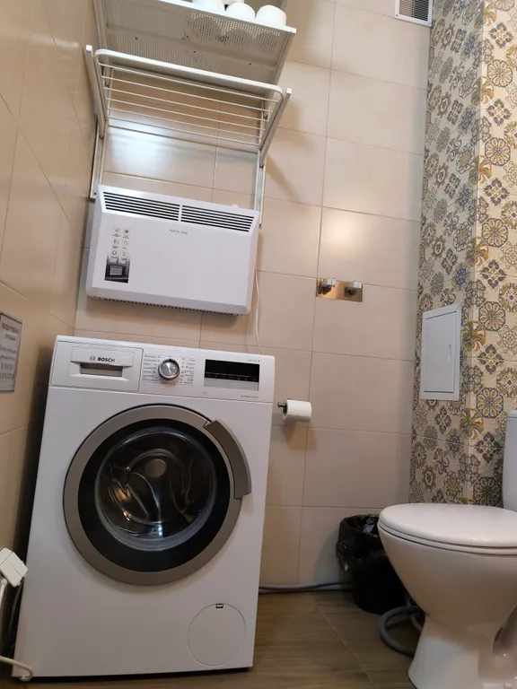 Уютная комната-студия у церкви на холме