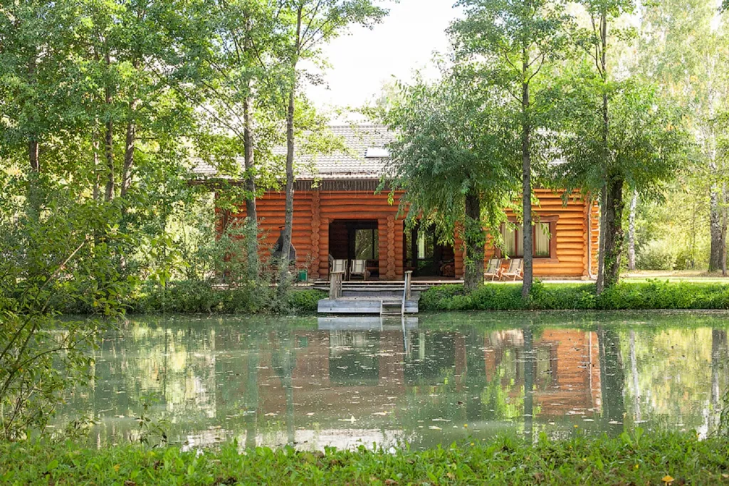 Деревянный дом у озера с сауной и бильярдом