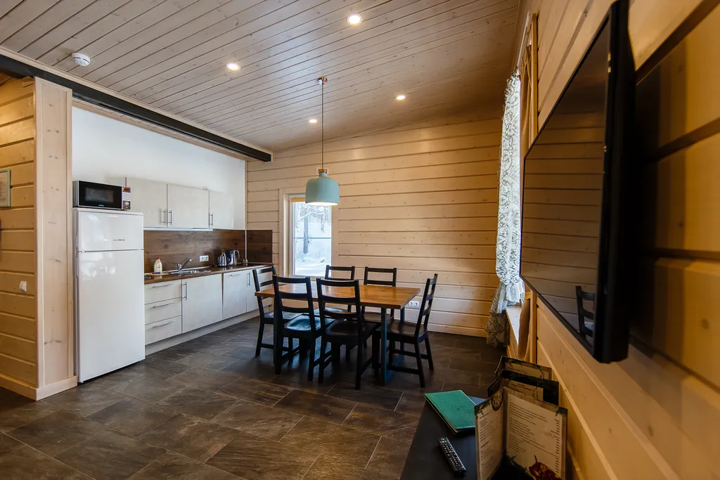 Просторный коттедж с двумя спальнями, камином и сауной