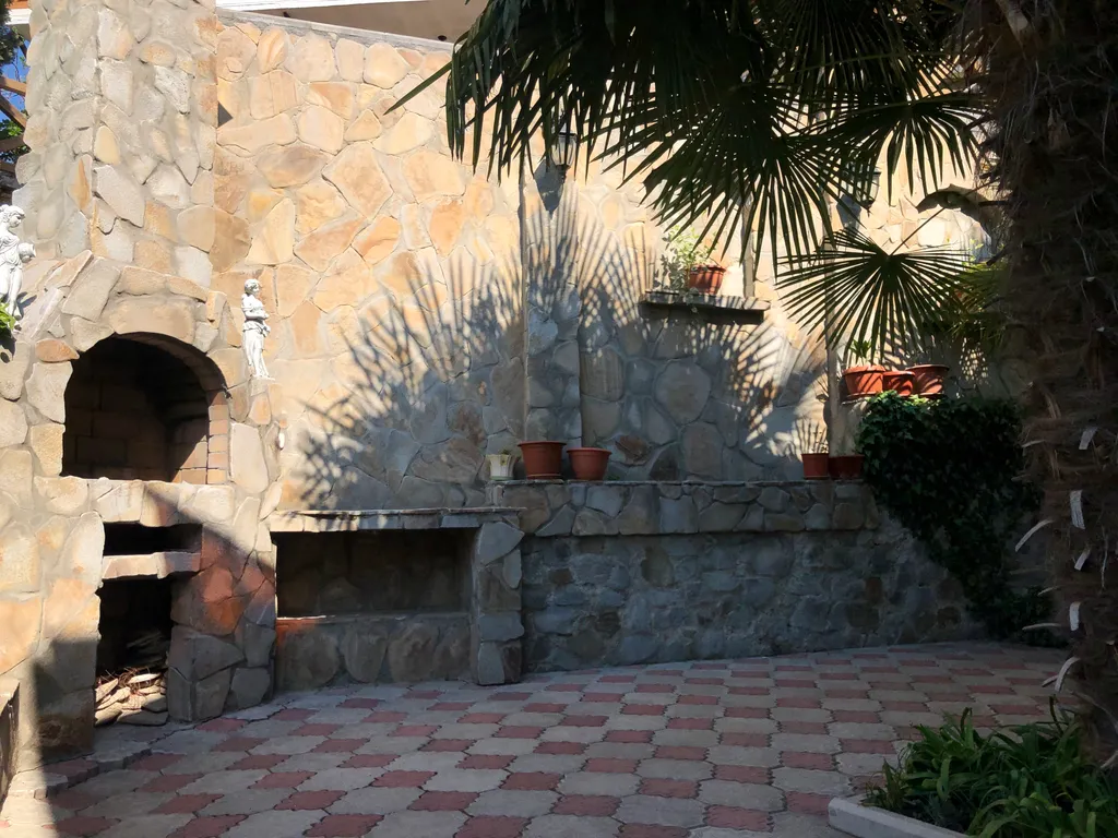 Двухэтажный дом с шикарным уютным двором в самом центре