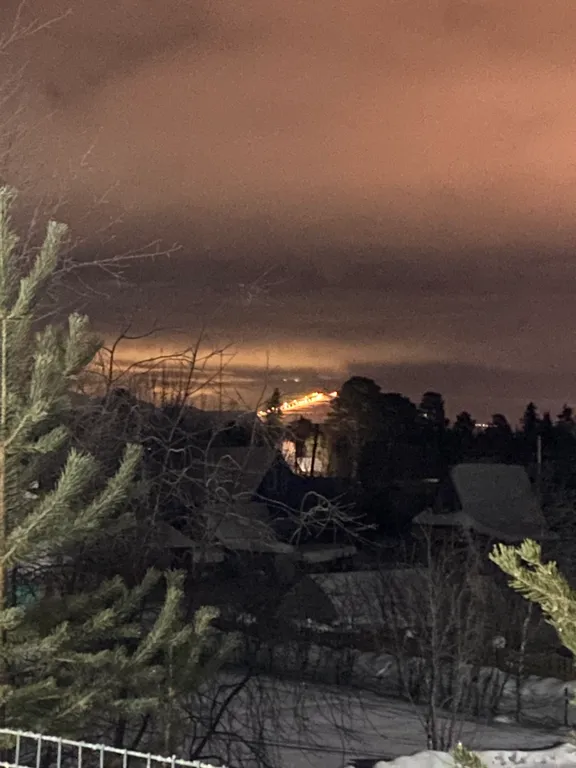 Уютный дом у леса и озера