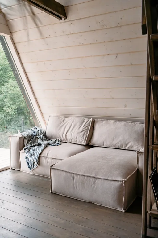 Домик-шалаш с видом на озеро