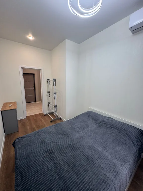 Уютная новая квартира с дизайнерским ремонтом с изолированной спальней