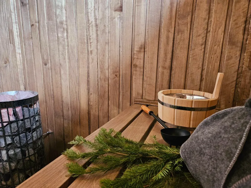 Дом с большой террасой, панорамными окнами, банным чаном и сауной