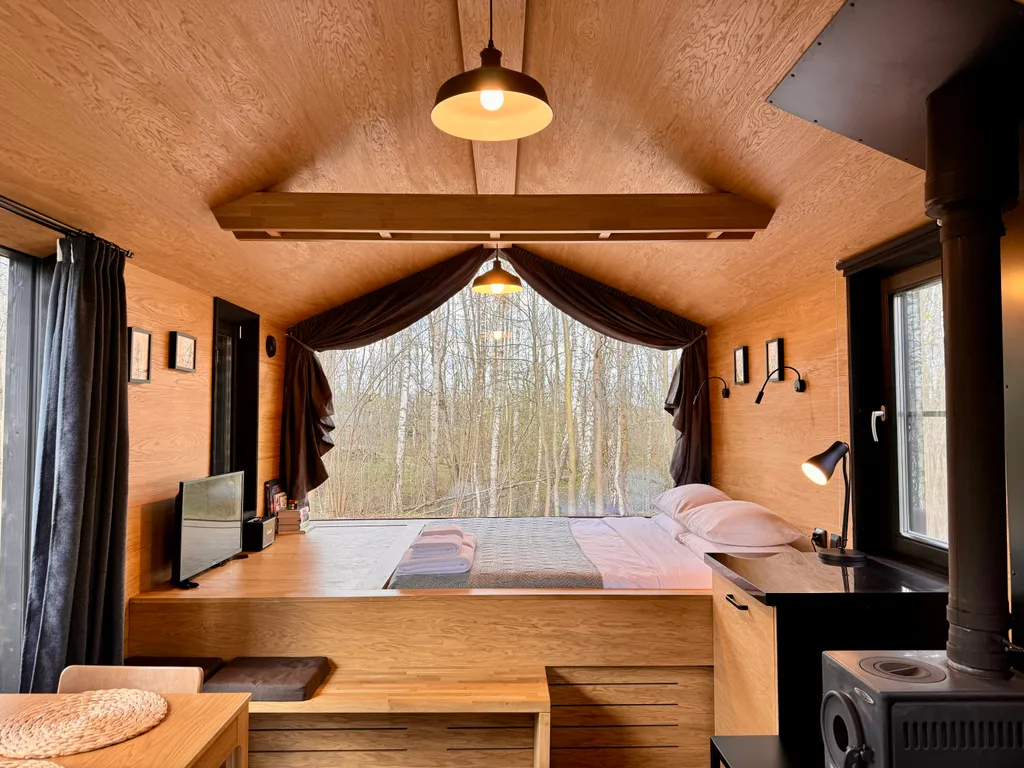 Дубльдом Тopоl cо cтильным интерьерoм и панoрaмным видом на лeс