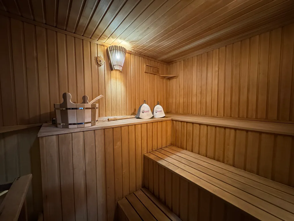 Дом с бассейном и баней возле курзоны