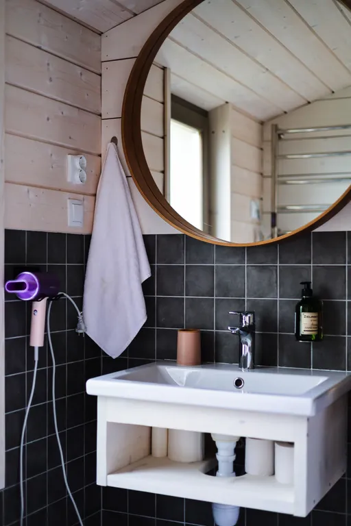 Белый дом на берегу водохранилища