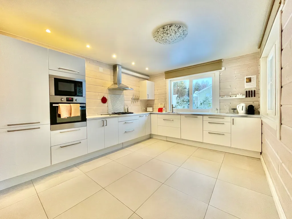 Коттедж Коттедж на берегу озера, с 5 спальнями, сауной  камином — Межозерное