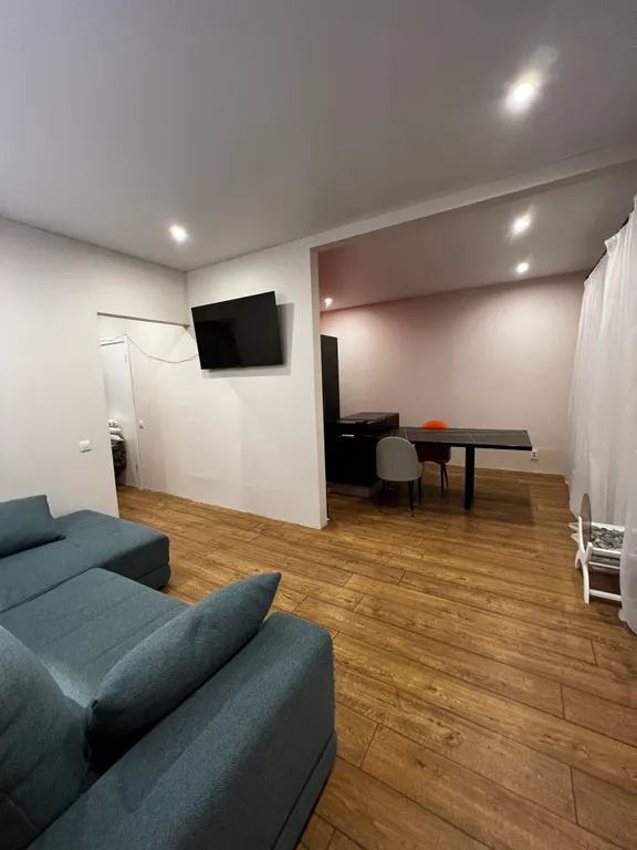 Дом с березовым лесом на участке