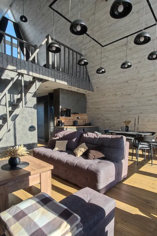 Панорамный домик с теплым бассейном в пяти минутах ходьбы от города