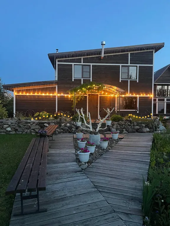 Дом с баней на берегу озера, в черте города