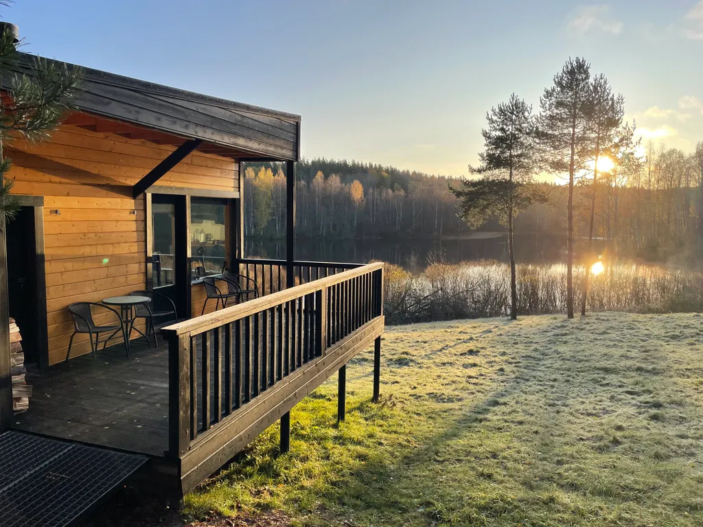 Домик в диком лесу на берегу реки