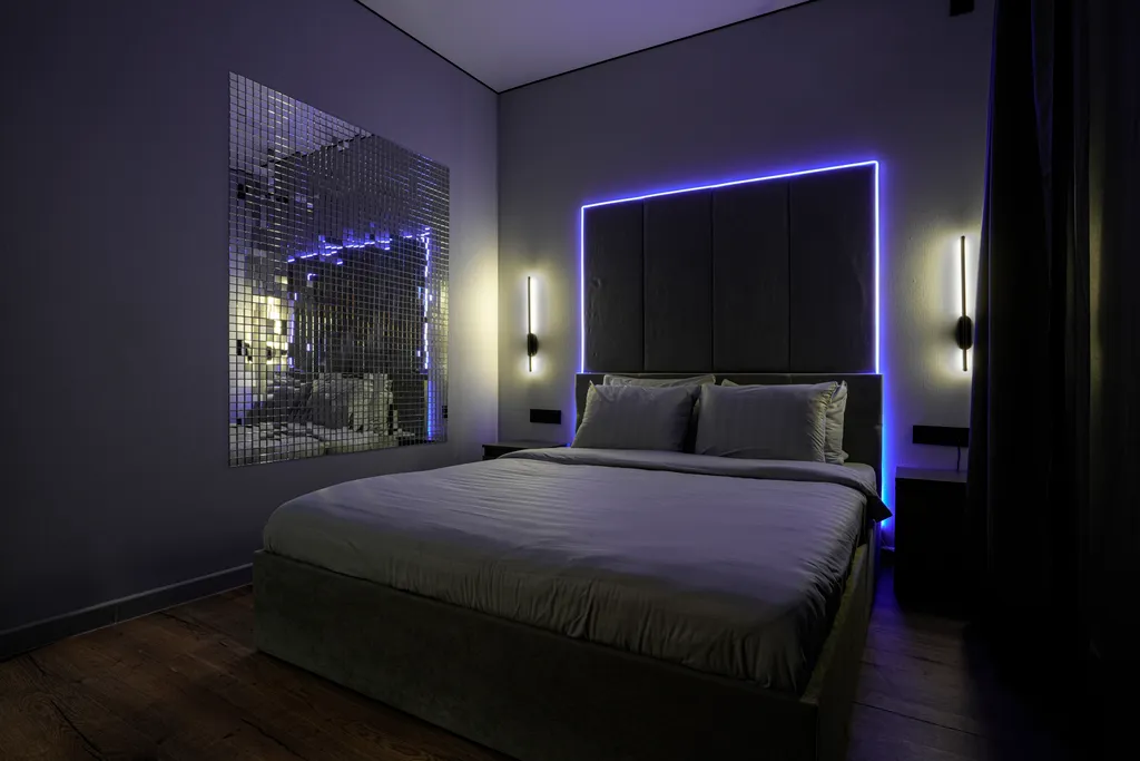 Luna Moscow — дизайнерская квартира с зеркальной мозаикой возле кровати