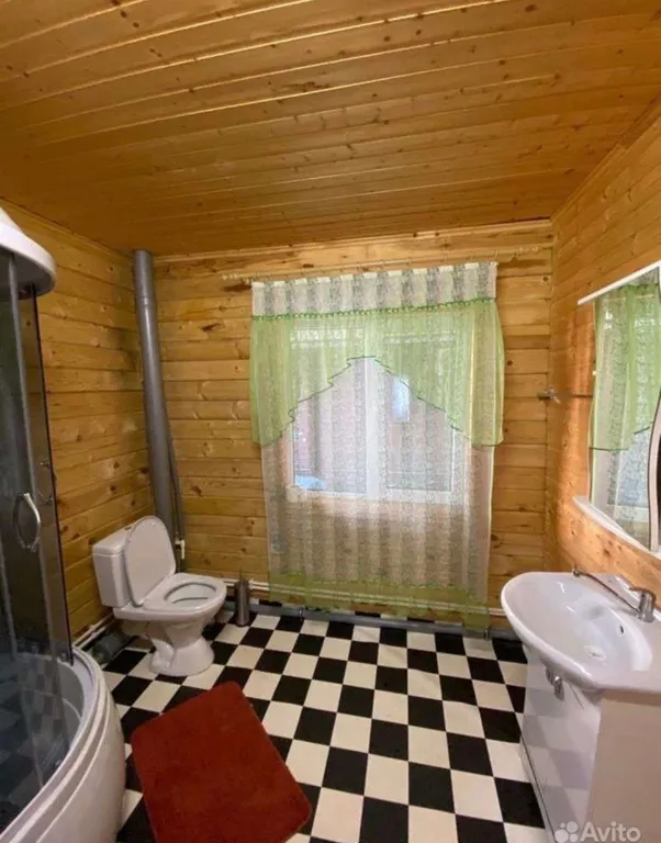 Домик у подножья горы на дружную семью