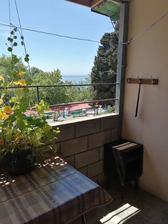 Уютный домик с собственным двором и видом на море, душ и туалет в доме