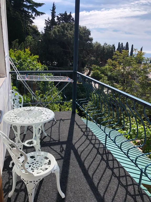 Видовая двухкомнатная квартира — аренда посуточно в Ялта