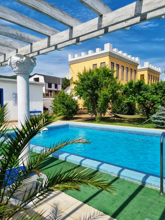 Коттедж Sunny с бассейном