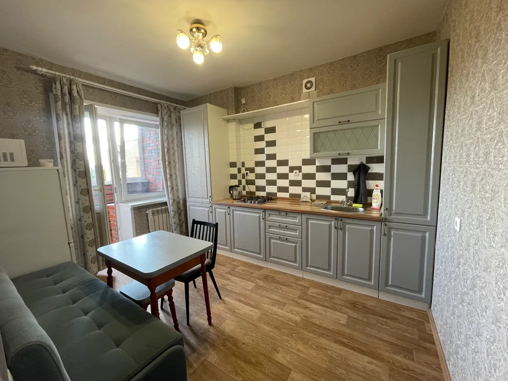 Уютная квартира в новом доме с огороженной территорией, центр города