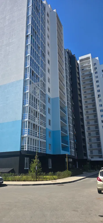 Новый дом, одна кухня изолированана от комнаты не студия всё отдельно,