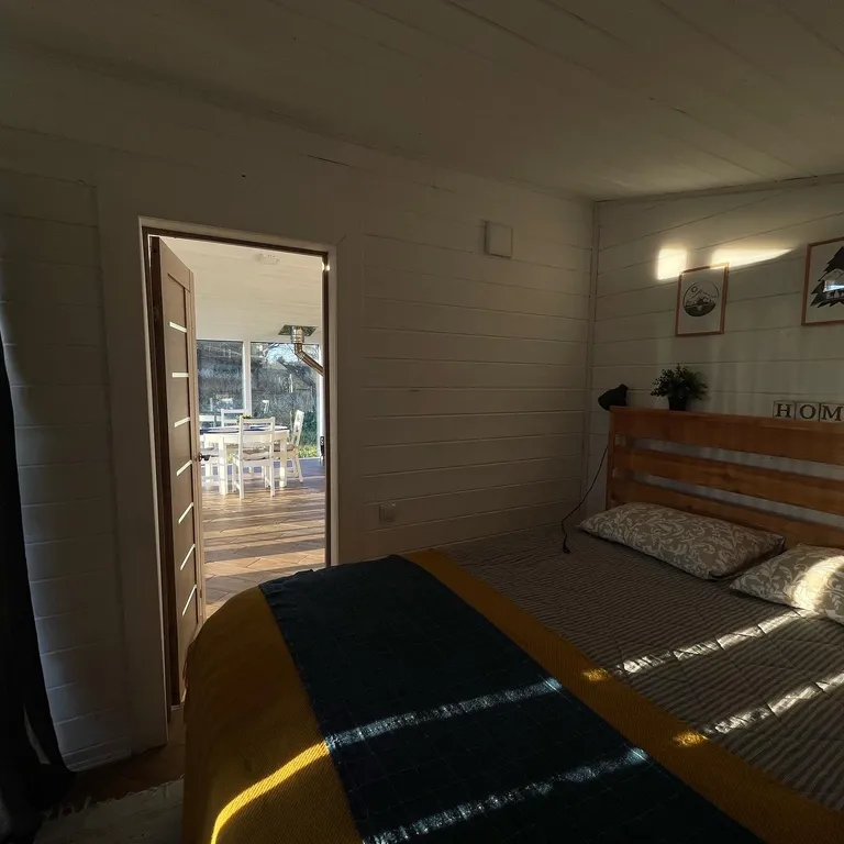 Уютный домик с панорамным остеклением недалеко от Пушкинских гор