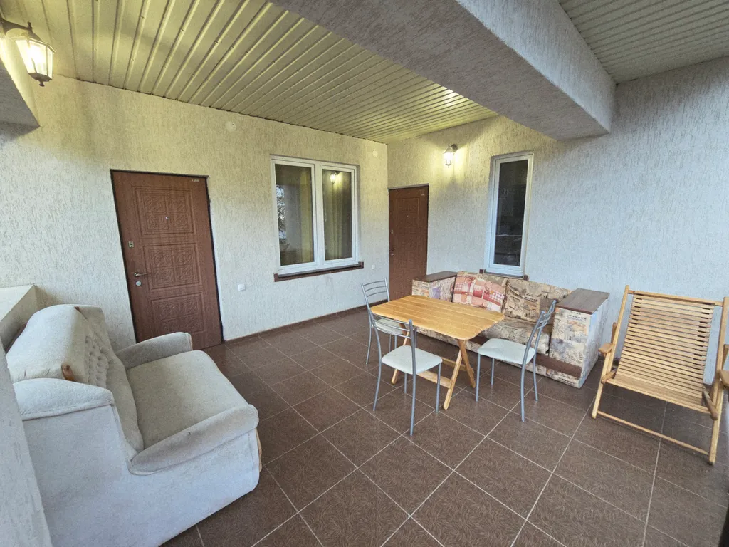 Целый этаж в доме с личной террасой и кухней