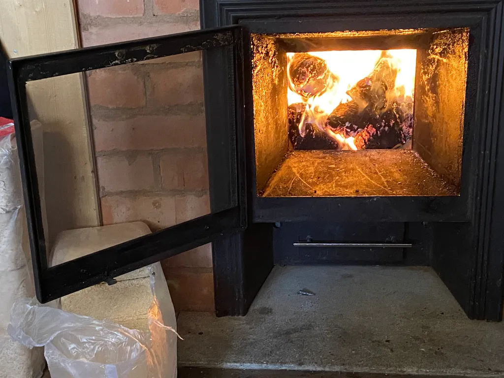 Хижина в лесу на берегу озера без соседей