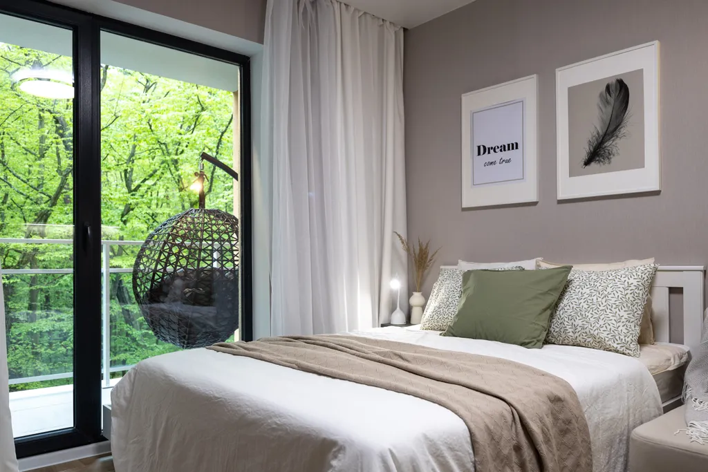 Студия в сосновом лесу у моря