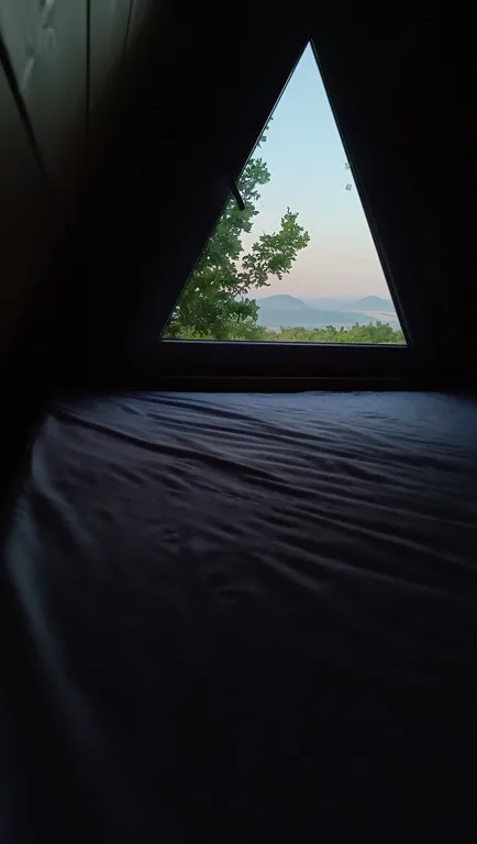 Большой деревянный треугольный дом (афрейм) с видом на бештау