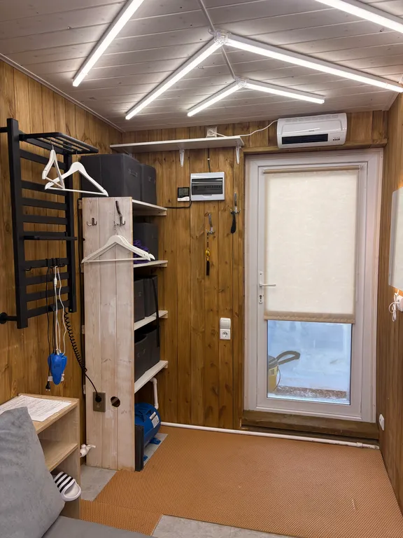 Дом с видом на горы в елочках