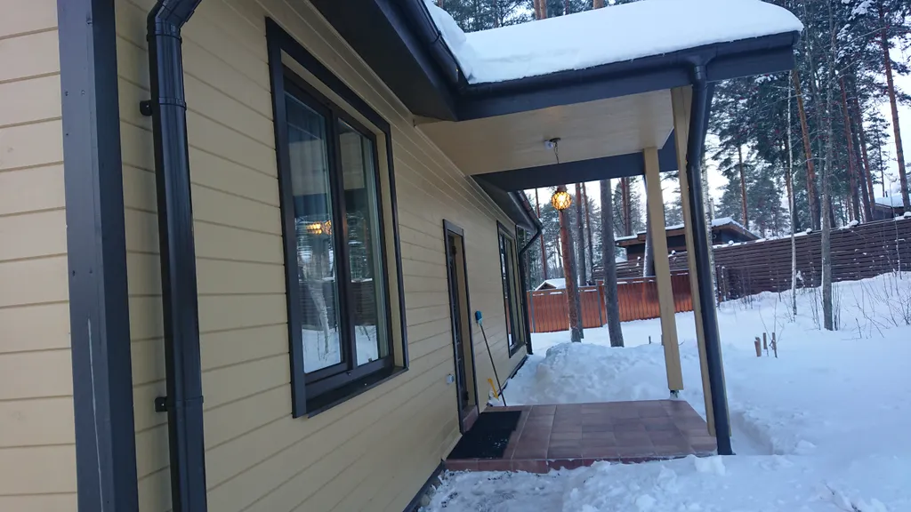 Дом с камином и панорамными окнами в сад